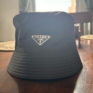 Prada bucket hat- black